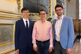 Freiberger Dom: Kilian Homburg spielt auf der Silbermannorgel - Kilian Homburg (Mitte) war mit Ryan Chan (l.) und Johannes Güdelhöfer im Vorjahr Preisträger des Silbermann-Wettbewerbs.