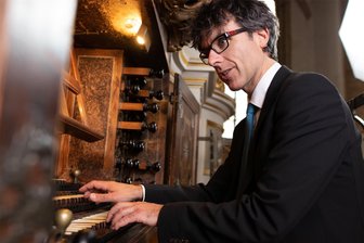 Freiberger Domkantor spielt Abendmusik zur Fußball-Europameisterschaft - Domkantor Albrecht Koch spielt zur Abendmusik im Dom die Silbermannorgel.