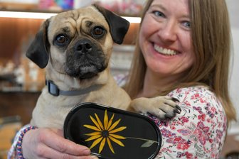 Freiberger Domladen präsentiert florale Unikate - Im Domladen Freiberg verkauft Nadine Adler, hier mit Hazel, Unikate aus Holz, Blumen und Epoxid.
