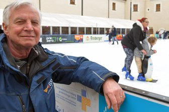 Freiberger Eisbahn erlebt ihr Finale - wie beurteilt Eismeister Horst Zech die Saison? - Eismeister Horst Zech ist mit der Eisbahn-Saison im Hof von Schloss Freudenstein zufrieden.