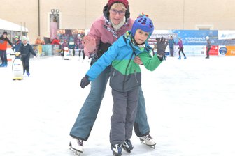 Freiberger Eisbahn startet in die Saison: Wo der Siebenjährige neben dem 75-Jährigen Schlittschuh läuft - Arthur (7) und Kirsten aus Freiberg: Er braucht keine Hilfe, nur für das Foto hielt ihn seine Mutter im Arm.