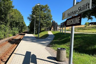 Freiberger Eisenbahn: Neuer Name für die Bahnstation „Holzhau Skilift“ geplant - Bahnstation Holzhau-Skilift mit neuen Blockline-Schildern.