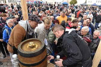 Freiberger feiern mit Bockbier und Kinder-Koffer-Flohmarkt Herbstfest - Oberbürgermeister Sven Krüger zapfte das erste Fass mit Bockbier an, unterstützt von Silberstadt-Königin Sophia Thüm und Frank Rehagel vom Freiberger Brauhaus.