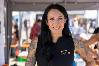 Freiberger Ferienspiel-Macherin: „Kinder erleben bei uns Gemeinschaft“ - Franziska Schwehm ist Sozialpädagogin bei der Stadt Freiberg. Das Foto zeigt sie am Weltkindertag 2025.
