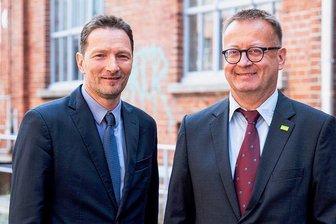 Freiberger Firma erhält Innovationspreis Mitteldeutschland - Dr. Wolfram Palitzsch (l.) und Dr. Ingo Röver haben in Freiberg die Luxchemtech GmbH gegründet. Die Firma ist beim IQ Innovationspreis Mitteldeutschland 2022 Sieger im Cluster Chemie/Kunststoffe geworden.