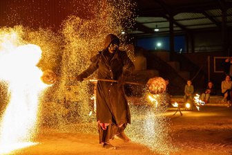 Freiberger Firma feiert 20 Jahre mit Feuer und Flamme - Die „Freaks on Fire“ aus Leipzig boten in Freiberg eine funkensprühende Show.