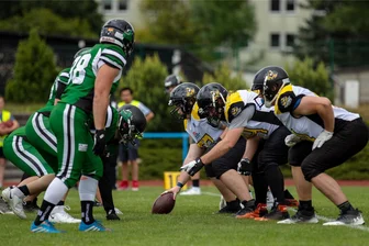 Freiberger Footballer holen in Sachsen-Anhalt dritten Sieg in Folge - Anders als zuletzt gegen die Erzgebirge Miners (Foto) zeigte sich die Freiberger Offensive (r.) diesmal von ihrer besseren Seite.