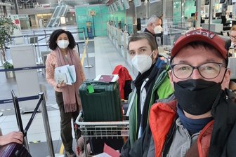 Freiberger Forscher am Flughafen-Check-In: Was verbirgt sich da in dem grünen Gummiboot? - Noch ein Selfie am Dresdner Flughafen: "Freie Presse"-Fotograf Eckard Mildner (r.) begleitet die Freiberger Forscher nach Brasilien.