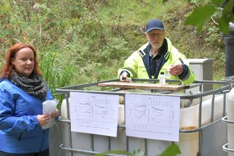 Freiberger Forscher befreien Bergbau-Wasser von Schadstoffen - Projektleiterin Sabrina Hedrich und Eberhard Janneck haben am Mittwoch die Pilotanlage zur Wasserbehandlung vorgestellt.