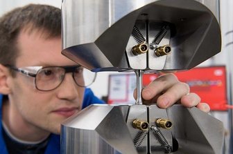 Freiberger Forscher entwickeln Superwerkstoff für den Autobau - Ralf Eckner, wissenschaftlicher Mitarbeiter am Institut für Werkstofftechnik, testet den neuen Werkstoff auf Zugfestigkeit.