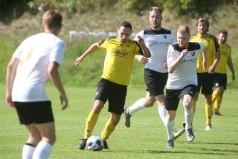 Freiberger Fußballer liegen voll im Plan - Testspiel gegen alten Bekannten: In der Saison 2021/22 trennten sich der SC Freital II und der BSC Freiberg um Meik Mehner (am Ball) 3:3 unentschieden.
