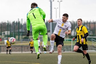 Freiberger Fußballer machen kurzen Prozess im Derby gegen Altmittweida - Leon Heschel (r.) überwindet Markus Bunk hier bereits zum zweiten Mal und trifft zum 4:0.