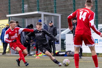 Freiberger Fußballer planen versöhnlichen Jahresabschluss - Youngster Karl Herrmann (M.) durfte beim jüngsten 2:1-Heimsieg gegen Mülsen in der Startelf ran.