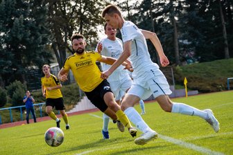 Freiberger Fußballer reisen mit Respekt zum Aufsteiger nach Frankenberg - Im Hinspiel mühten sich die Freiberger um Lukas Böhme (l.), hier im Duell gegen Barkas-Spieler Kalle Kretzschmar (vorn), zu einem 2:0-Arbeitssieg.