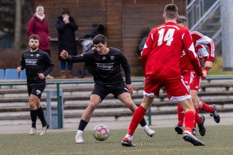 Freiberger Fußballer tun sich in Überzahl lange schwer - Lucas René Hanitsch (M.) erzielte den zwischenzeitlichen Ausgleich für die Freiberger. Es war sein viertes Saisontor.