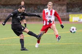 Freiberger Fußballer wollen dreifachen Heimvorteil nutzen - Trotz der jüngsten 1:3-Niederlage beim Spitzenreiter VfB Annaberg hatte der Freiberger Trainer Rico Thomas dort auch viele gute Dinge gesehen. Hier schließt BSC-Mittelfeldspieler Meik Mehner (l.) vor Devon Klitzke ab.