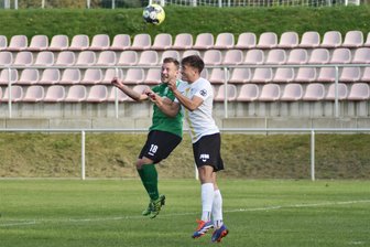 Freiberger Fußballer wollen gegen starken Aufsteiger Trendwende bestätigen - Garant in der Freiberger Defensive: Innenverteidiger Justin Börner (r.) im Kopfballduell gegen den Chemnitzer Toni Weise.