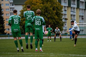 Freiberger Fußballtrainer: „Das wird das einfachste Spiel der Saison“ - Kein Durchkommen für die Freiberger im Hinspiel: Lukas Böhme (r.) hier mit dem Versuch, die Eiche-Mauer zu überwinden.