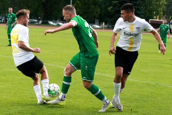 Freiberger Fußballtrainer vor dem Spiel gegen angeknockte Vogtländer: „Ich erwarte einen angeschlagenen Boxer“ - Vor gut einem Jahr verloren die Freiberger mit Lukas Erler (l.) und Leon Heschel (r.) bei Merkur mit 0:2.
