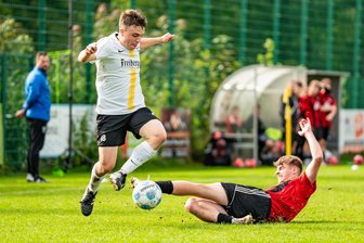 Freiberger Fußballtrainer warnt: „Wir dürfen nicht ins offene Messer laufen“ - BSC-Youngster Erik Gläser (l.) wird nicht mit ins Vogtland reisen.