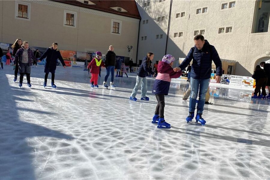 Freiberger gehen freiwillig aufs Glatteis - Reges Treiben auf dem Eis: Familien genießen die Ferienzeit beim Schlittschuhlaufen im Schloss Freudenstein. 