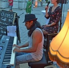 Freiberger genießen das Nachtschwärmen - Luisa und Maruf spielten vor dem Campus-Café auf.