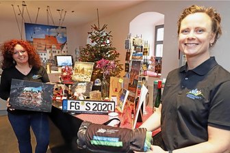 Freiberger Geschenke - Carolin Zimmermann (l.) und Babett Erler mit Freiberg-Geschenken in der Tourist-Information.