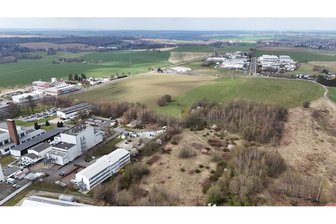 Freiberger Gewerbegebiete am Limit: Wo kann sich noch Industrie ansiedeln? - Auf dem Gelände zwischen dem Freiberger DBI (vorne) und dem Gewerbegebiet Schwarze Kiefern soll ein weiteres Gewerbegebiet entstehen.