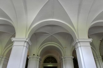 Freiberger Großbaustelle nicht ohne Probleme: Wo Gericht und Polizei einziehen - Der Eingangsbereich des Amtsgerichtes Freiberg wird behindertengerecht saniert. Das historische Kreuzgewölbe bleibt erhalten. Allerdings wird das Niveau des Fußbodens um ein Gewölbejoch, also ein vollständiges Kreuzgewölbe, nach vorn gezogen, damit ein Aufzug integriert werden kann.