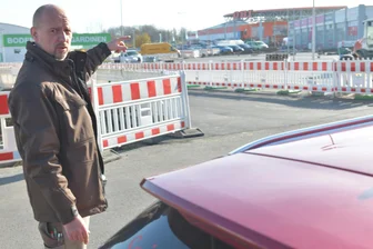 Freiberger Häuersteig im Bau: Kunden berichten von Stau und Chaos - Das Einkaufszentrum am Freiberger Häuersteig wird modernisiert. Die Verkehrsführung ist derzeit eine andere als bisher. Das musste auch Jens Körlin erfahren. Er steht am Müller und zeigt in Richtung Obi-Baumarkt.