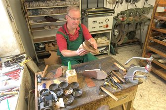 Freiberger Handwerksbetrieb in achter Generation: Schuster, bleib’ bei deinen Leisten - Orthopädieschuhmachermeister Jens Recke in Freiberg feiert am 15. Juni das 30-jährige Bestehen seines Geschäftes. Hier fertigt er einen orthopädischen Schuh, wobei unter den Leisten die Arbeitsbettung mit Brandsohle angebracht wird, die als Aufnahme und Verstärkung für den Unterbau dient.