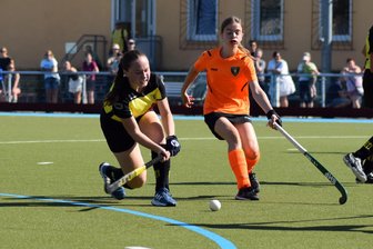 Freiberger Hockey-Mädchen dürfen von einer Medaille träumen - Revanche geglückt: Die FHTC-Mädchen um Helena Gründer (l.) bezwangen den PSV Chemnitz zuhause knapp.
