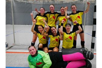 Freiberger Hockey-Mädchen schürfen Silber und fahren nach Berlin - Grund zum Jubel: Die Hockey-Mädchen des FHTC holten bei der Mitteldeutschen Meisterschaft Silber.
