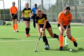 Freiberger Hockey-Nachwuchs setzt zum Schlussspurt an - Die FHTC-Mädchen um Leona Liebscher (M.) haben das Spitzenspiel beim PSV Chemnitz im Sportforum an der Reichenhainer Straße 0:2 verloren. Bereits am Wochenende treffen beide U-14-Teams in Freiberg aufeinander, dann schon in der Endrunde.