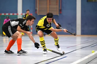 Freiberger Hockeyherren stempeln Post zum Auftakt ab - Steuerte 2 Tore zum klaren Auftaktsieg bei: Max Müller (r.), hier im Zweikampf mit Chemnitzer Fabio Herglotz.
