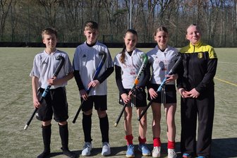 Freiberger Hockeyspieler schlüpfen in Sachsen-Trikots - Friedrich Jaschke, Ben Bartholomäus, Juliane Winkler, Marit Sachse und Rosa Kriegel (v. l.) vom Freiberger HTC bei der Landesauswahl Sachsen im thüringischen Straußberg.