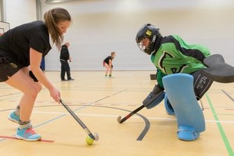 Freiberger Hockeyspielerinnen ziehen die Reißleine - Als Training noch möglich war: Stefanie Uertel (l.) versucht, den Ball an Torhüterin Lara Fleischer vorbeizubringen.