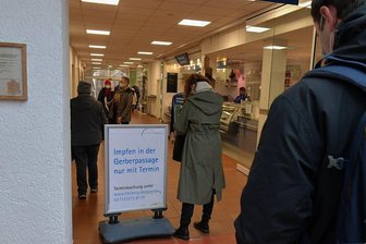 Freiberger Impfstelle geöffnet: Einlass nur mit Termin - Am Mittwoch öffnete die Freiberger Impfstelle in den Gerberpassage. Nur, wer einen Impftermin vorweisen konnte, wurde in die Räumlichkeiten eingelassen.