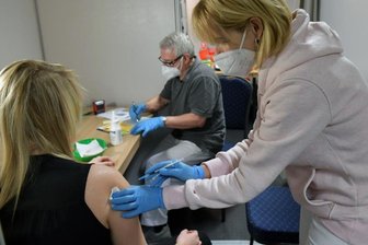 Freiberger Impftermine koordiniert nun das DRK - Am Dienstag impften Mediziner Gerhard Stollberg und Schwester Anke eine junge Frau in der Impfstelle in der Gerberpassage. Ausgelastet war das Team am Dienstag nicht. Angestrebt sind circa 250 Impfungen pro Tag. 