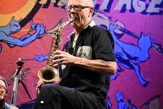 Freiberger Jazztage: Ein Abend voll engagierter Vielstimmigkeit - Saxophonist Jan Klare ist der engagierte Vater des Projektes KIND, das das Samstagskonzert im Theater Freiberg eröffnete.
