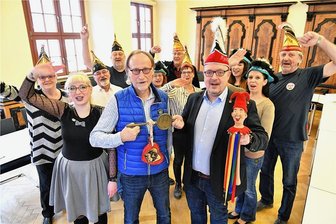 Freiberger Jecken geben Rathausschlüssel zurück - andernorts tobt der Fasching einfach weiter - Die Freiberger Narren haben am Aschermittwoch den Rathausschlüssel an Bürgermeister Holger Reuter (vorn Mitte) zurückgegeben.