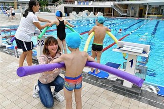 Freiberger Johannisbad muss ohne Dezemberhilfe auskommen - Schülerinnen und Schüler der Grundschule Gimmlitztal Lichtenberg hatten in dieser Woche im Freiberger Johannisbad Schwimmunterricht mit Uta Brendel-Uhlemann, Leiterin Schwimmschulzentrum (l), und Sportlehrerin Nathalie Gödicke. Wie es mit dem Schwimmunterricht in Freiberg 2023 weiter geht, ist noch offen.