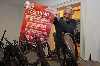 Freiberger Karneval Klub bereitet Saison-Höhepunkte vor: Im Tivoli gehts richtig ab - Achim Breßler, Präsident des Freiberger Karneval Klub, präsentiert das Plakat für die 39. Saison der Freiberger Narren.