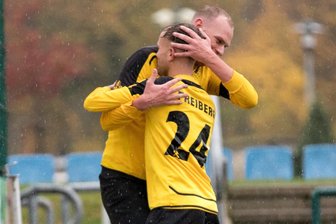 Freiberger Kicker wollen Silberrang verteidigen - Darf der BSC wieder jubeln? Kevin Budach (h.) und Lukas Erler feiern hier das jüngste 1:0 gegen Pirna.