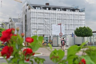 Freiberger können aufatmen: Stadt kann wieder investieren - Der Umbau und die Sanierung des Freiberger Bahnhofes sollen 2026 oder Anfang 2027 abgeschlossen werden. Aktuell ist das Gebäude, das für viele Reisende das Tor zur Silberstadt darstellt, nahezu komplett eingerüstet. Verzögerungen gibt es bei der Verlegung von Elektroanlagen der Bahn; hier gebe es Liefer- und Personalengpässe.