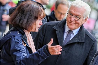 Freiberger können den Bundespräsidenten spontan treffen - Bundespräsident Frank-Walter Steinmeier hörte bei seinem Spaziergang über den Wochenmarkt in Neustrelitz einer Einwohnerin zu. Wie für Freiberg jetzt geplant, hatte Steinmeier für drei Tage seinen Amtssitz in die ehemalige Residenzstadt in Mecklenburg-Vorpommern verlegt und auch dort das direkte Gespräch mit den Bürgern gesucht.