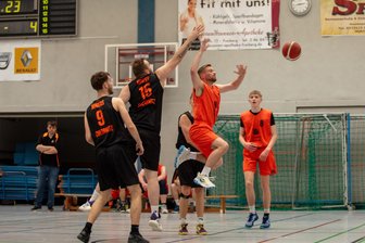 Freiberger Korbjäger überzeugen kämpferisch, bleiben aber weiter ohne Sieg - Knapp vorbei ist auch daneben: Die Freiberger Basketballer um Jan Exnowitz und Stefan Machac (r.) verloren am Sonnabend auch gegen die Niners IV.
