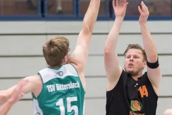 Freiberger Korbjagd früh gestoppt - Nur einmal am Ball: Die Freiberger Miners um Fabian Göhler (r.) waren am 14. November gegen Dittersbach in die neue Saison gestartet. Nur eine Woche später wurde der Spielbetrieb unterbrochen.