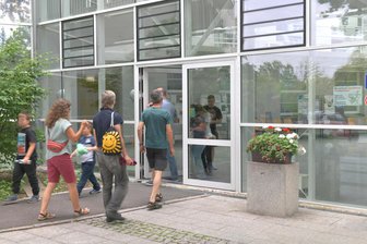 Freiberger Krankenhaus: Warum die Drehtür wieder streikt - Am Haupteingang des Kreiskrankenhauses Freiberg müssen Gäste derzeit den Nebeneingang nutzen.