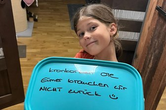 Freiberger Kronkorken-Aktion reicht bis ins tiefste Erzgebirge: Auch Kinder sammeln fleißig mit - Milda aus Hartmannsdorf-Reichenau mit der Sammelbox, in der fleißig Kronkorken für den guten Zweck gesammelt worden sind.